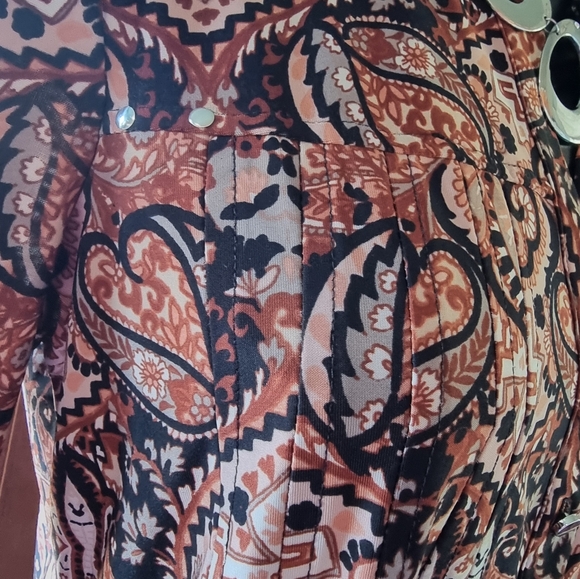 Cocomo Floral 3/4 Length Sleeves Flowy V-Neck Top - Picture 6 of 13